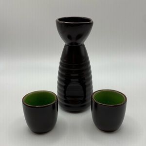 Visun China ceramic sake set dark brown/green crackle.